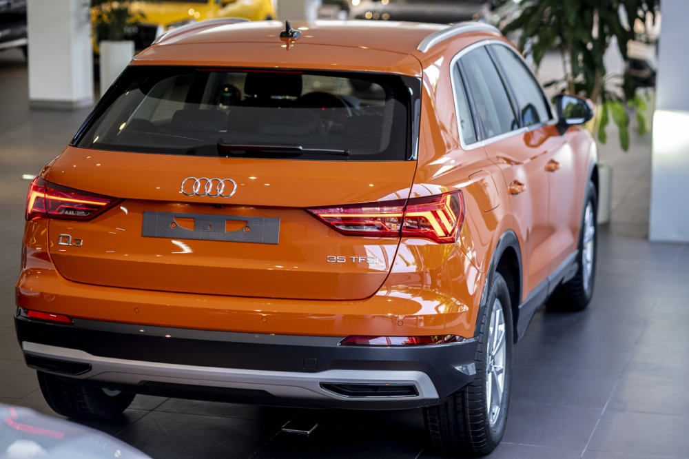 Audi Q3 2020 khi nh&igrave;n từ ph&iacute;a sau, tổng quan rất c&acirc;n đối v&agrave; tạo ấn tượng thị gi&aacute;c tốt.