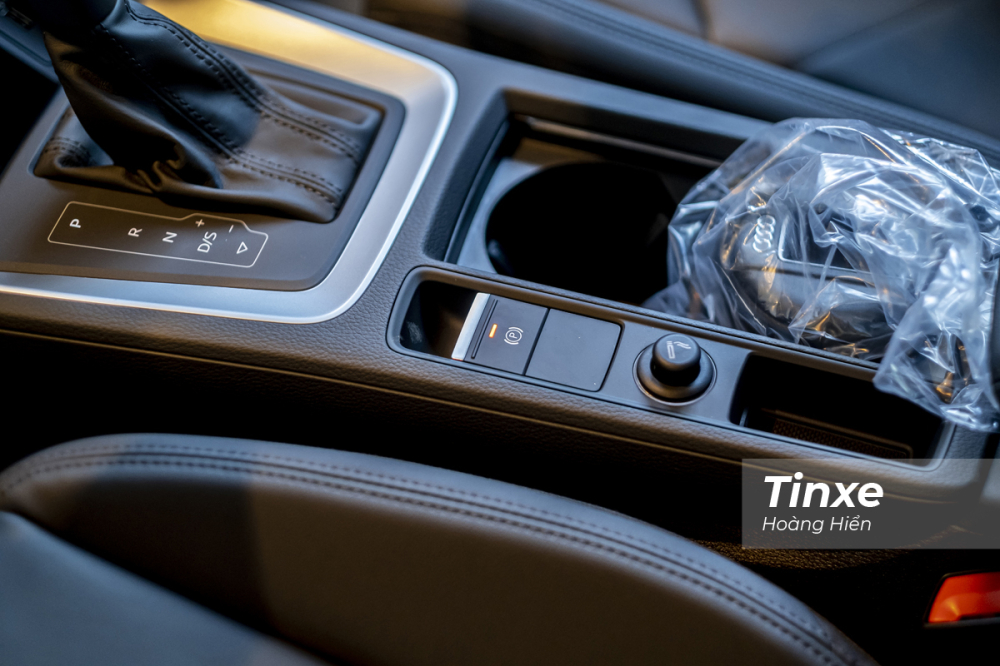 Audi Q3 2020 được trang bị phanh tay điện tử.