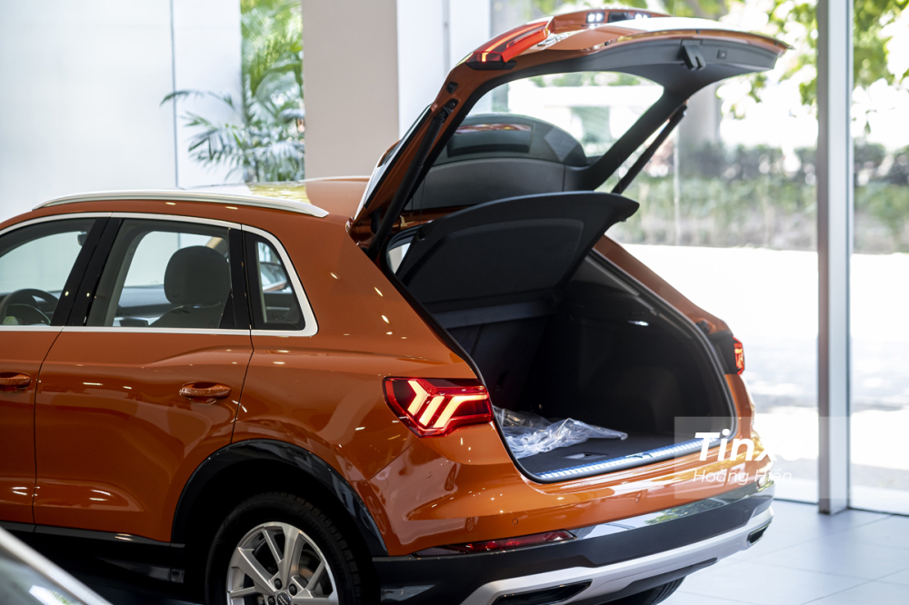 Cốp xe đ&oacute;ng/mở tự động l&agrave; một điểm cộng cua Audi Q3.
