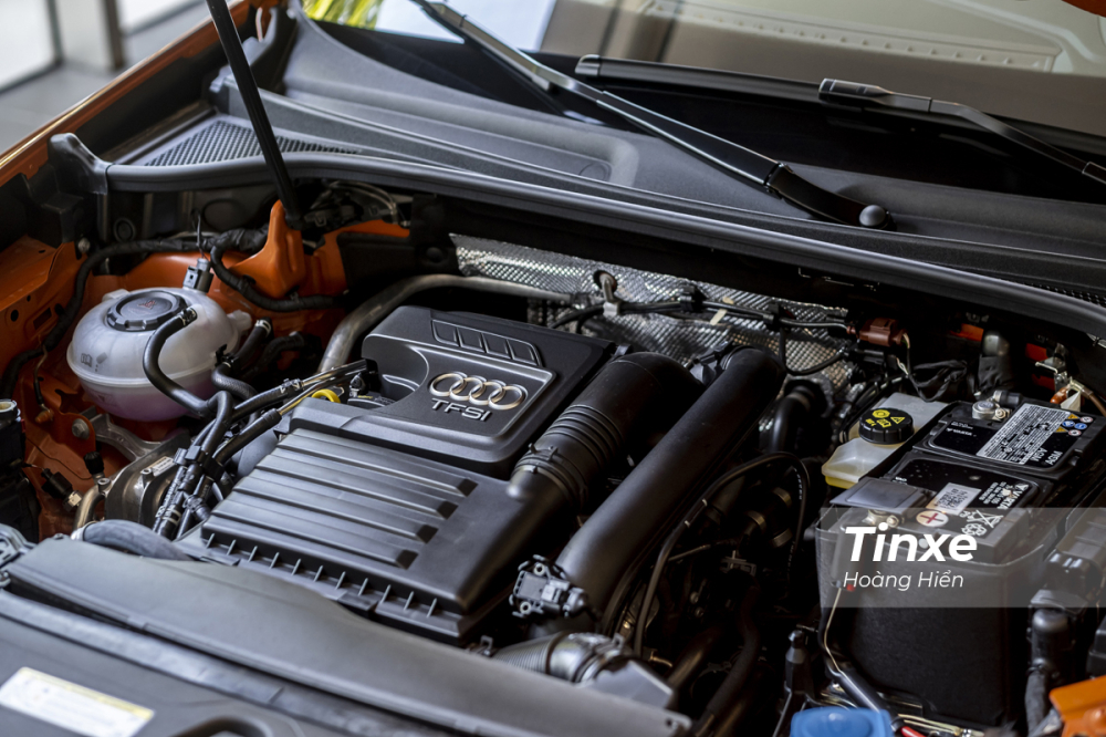Khối động cơ TFSI 1.4L được đặt gọn g&agrave;ng trong khoang m&aacute;y của Audi Q3 2020.