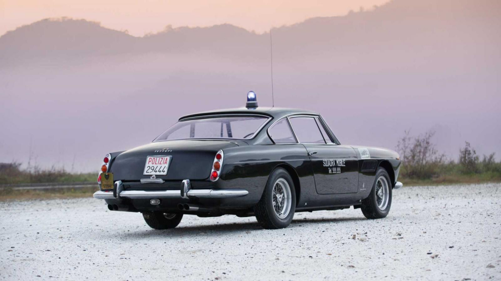 Phía sau của Ferrari 250 GTE Polizia