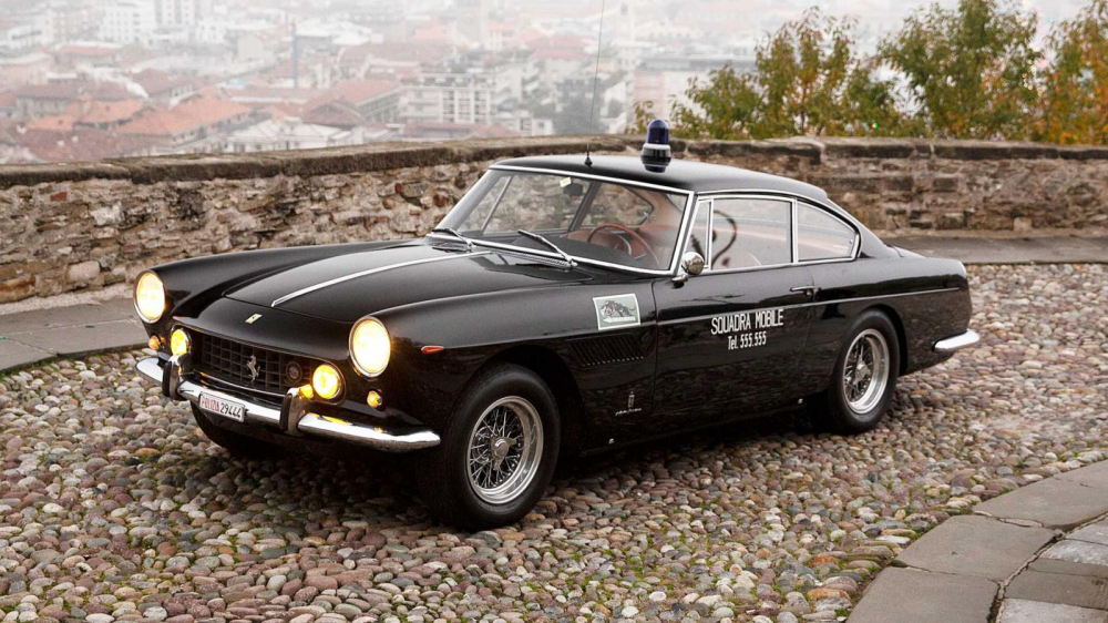 Phía trước của Ferrari 250 GTE Polizia