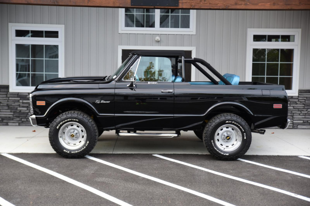 Bên sườn của chiếc Chevrolet Blazer K5 1972 phục chế bởi Ringbrothers