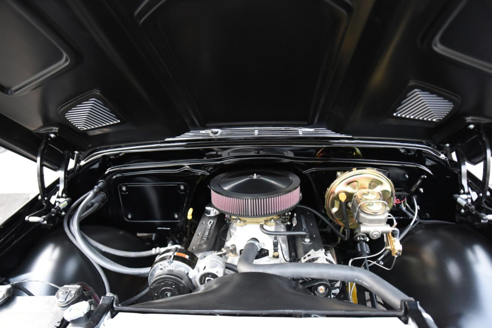 Hệ thống động cơ của chiếc Chevrolet Blazer K5 1972 phục chế bởi Ringbrothers
