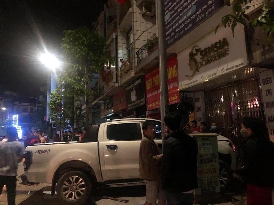 Chiếc Ford Ranger leo lên vỉa hè, tông vào cửa nhà dân