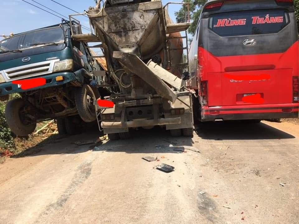 Chiếc &ocirc; t&ocirc; tải chở gỗ bị b&ecirc;nh đầu l&ecirc;n khỏi mặt đất