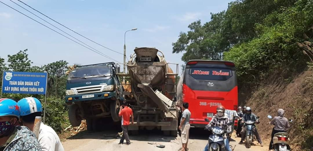 Hiện trường vụ tai nạn hi hữu tại Thanh H&oacute;a
