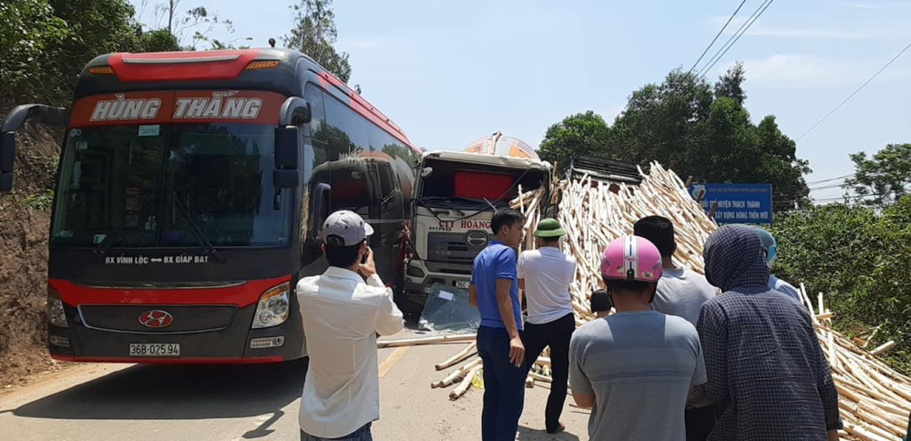 Gỗ tr&ecirc;n th&ugrave;ng &ocirc; t&ocirc; tải xi&ecirc;n v&agrave;o khoang l&aacute;i của xe trộn b&ecirc; t&ocirc;ng