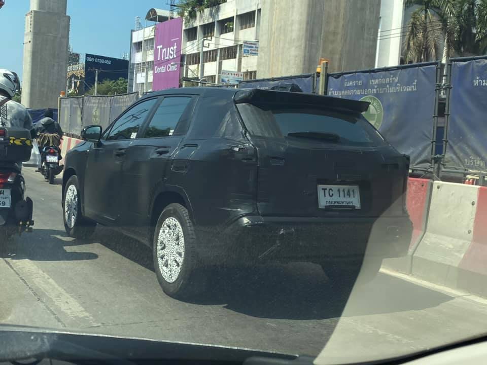 Không những có thiết kế khác biệt, Toyota Corolla Cross 2021 còn cao hơn Corolla Hatchback