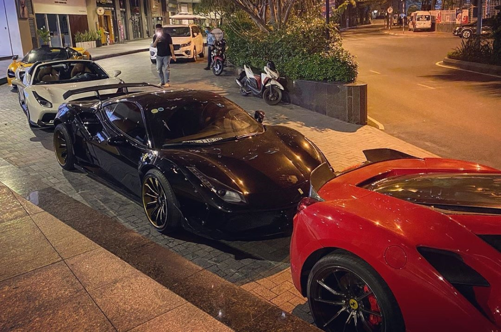 Ferrari 488 GTB độ Liberty Walk xuất hiện cùng dàn siêu xe khủng tại Sài thành