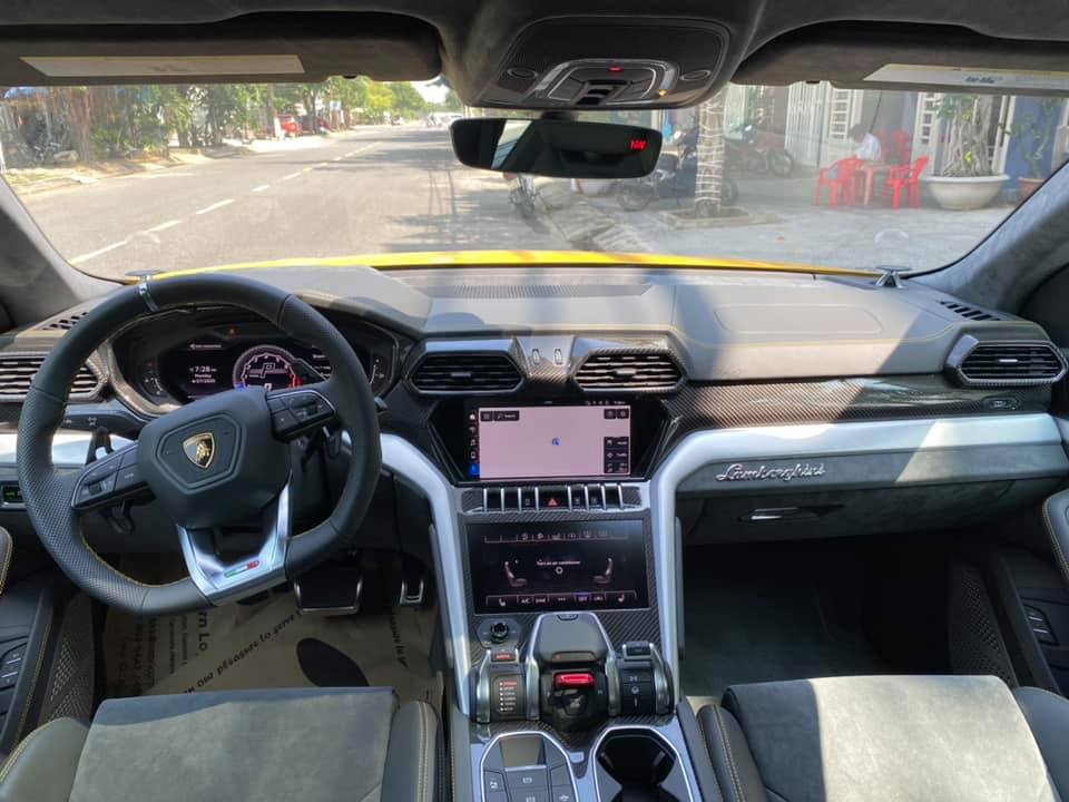 Siêu SUV Urus cũng là chiếc Lamborghini được trang bị nhiều công nghệ giải trí hiện đại nhất như kết nối Apple CarPlay và Android Auto, loa Bang & Olufsen với công suất 1.700 W. Màn hình hiển thị head-up, giao diện dành cho điện thoại thông minh Lamborghini. Siêu SUV Urus cũng là chiếc Lamborghini được trang bị nhiều công nghệ giải trí hiện đại nhất như kết nối Apple CarPlay và Android Auto, loa Bang & Olufsen với công suất 1.700 W. Màn hình hiển thị head-up, giao diện dành cho điện thoại thông minh Lamborghini.