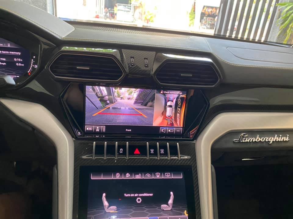 Ở bảng điều khiển trung tâm, siêu SUV Lamborghini Urus được trang bị 2 màn hình giải trí và kết nối hệ thống thông tin giải trí Lamborghini (LIS). Ở màn hình trên cùng sẽ đảm nhận nhiệm vụ như hệ thống thông tin giải trí, định vị, điện thoại và thông tin trạng thái xe. Màn hình phía dưới dùng để điều khiển các tính năng như điều hoà nhiệt độ, bàn phím. Ở bảng điều khiển trung tâm, siêu SUV Lamborghini Urus được trang bị 2 màn hình giải trí và kết nối hệ thống thông tin giải trí Lamborghini (LIS). Ở màn hình trên cùng sẽ đảm nhận nhiệm vụ như hệ thống thông tin giải trí, định vị, điện thoại và thông tin trạng thái xe. Màn hình phía dưới dùng để điều khiển các tính năng như điều hoà nhiệt độ, bàn phím.