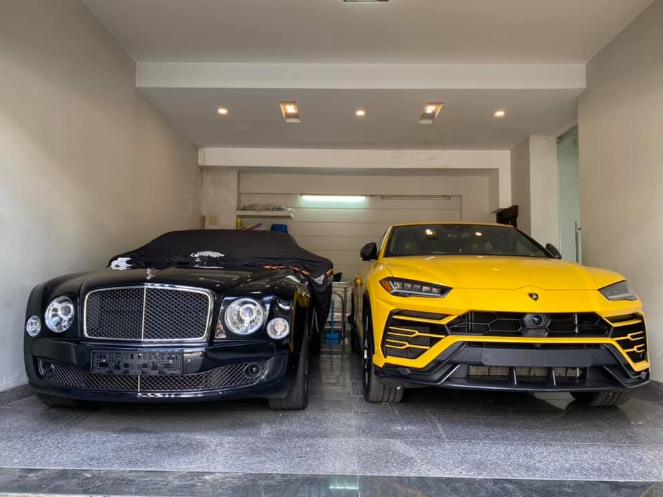 Siêu SUV Lamborghini Urus đầu tiên về Đà Nẵng đọ dáng cùng chiếc xe siêu sang Bentley Mulsanne Speed đời 2016. Hiện chưa rõ chiếc Lamborghini Urus thứ 10 về Việt Nam đã có chủ nhân hay chưa. Trong khi đó, toàn bộ 9 chiếc Lamborghini Urus về nước trước đó đã yên bề gia thất. Siêu SUV Lamborghini Urus đầu tiên về Đà Nẵng đọ dáng cùng chiếc xe siêu sang Bentley Mulsanne Speed đời 2016. Hiện chưa rõ chiếc Lamborghini Urus thứ 10 về Việt Nam đã có chủ nhân hay chưa. Trong khi đó, toàn bộ 9 chiếc Lamborghini Urus về nước trước đó đã yên bề gia thất.