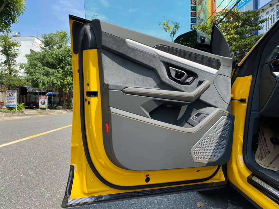 Cửa xe của Lamborghini Urus không viền mang đến dáng vẻ thể thao cũng đồng thời giảm cân cho xe. Có thể thấy, ngoài phần da bọc mặt cửa là đen và vàng còn có các chi tiết kim loại và cả carbon. Cửa xe của Lamborghini Urus không viền mang đến dáng vẻ thể thao cũng đồng thời giảm cân cho xe. Có thể thấy, ngoài phần da bọc mặt cửa là đen và vàng còn có các chi tiết kim loại và cả carbon.