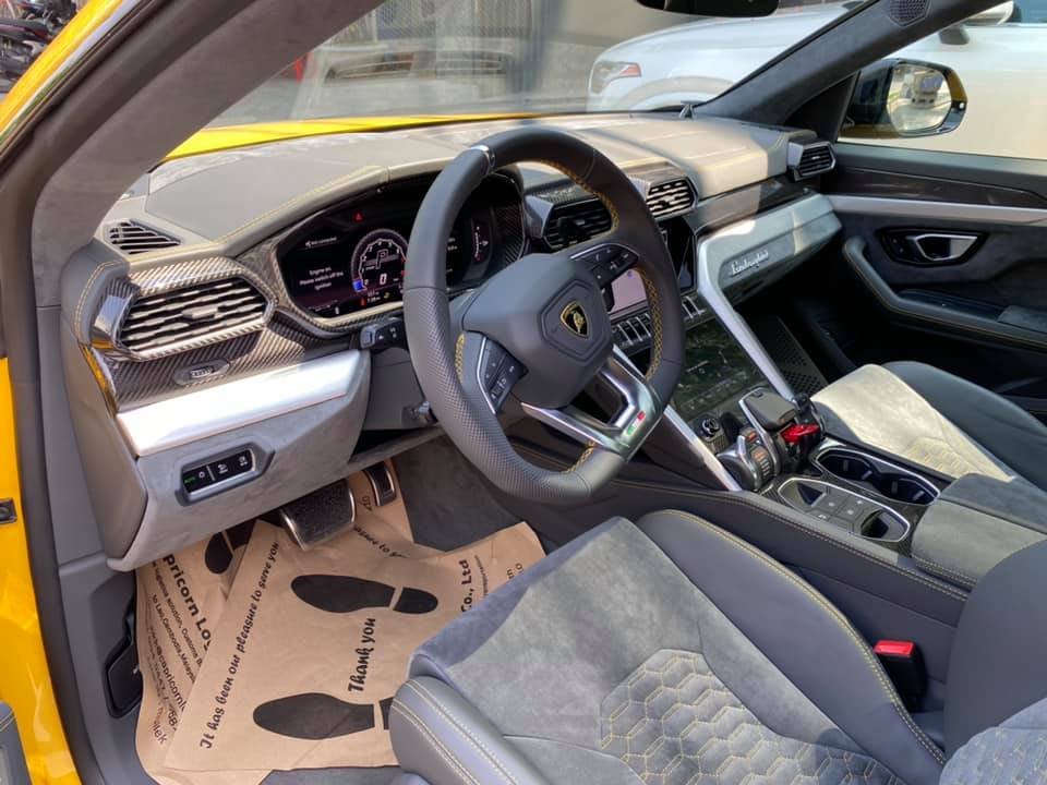Chiếc siêu SUV Lamborghini Urus mới về Việt Nam có nội thất bọc da lộn và da Alcantara, ghế ngồi da Alcantara với các chỉ may màu vàng nổi bật. Chiếc siêu SUV Lamborghini Urus mới về Việt Nam có nội thất bọc da lộn và da Alcantara, ghế ngồi da Alcantara với các chỉ may màu vàng nổi bật.