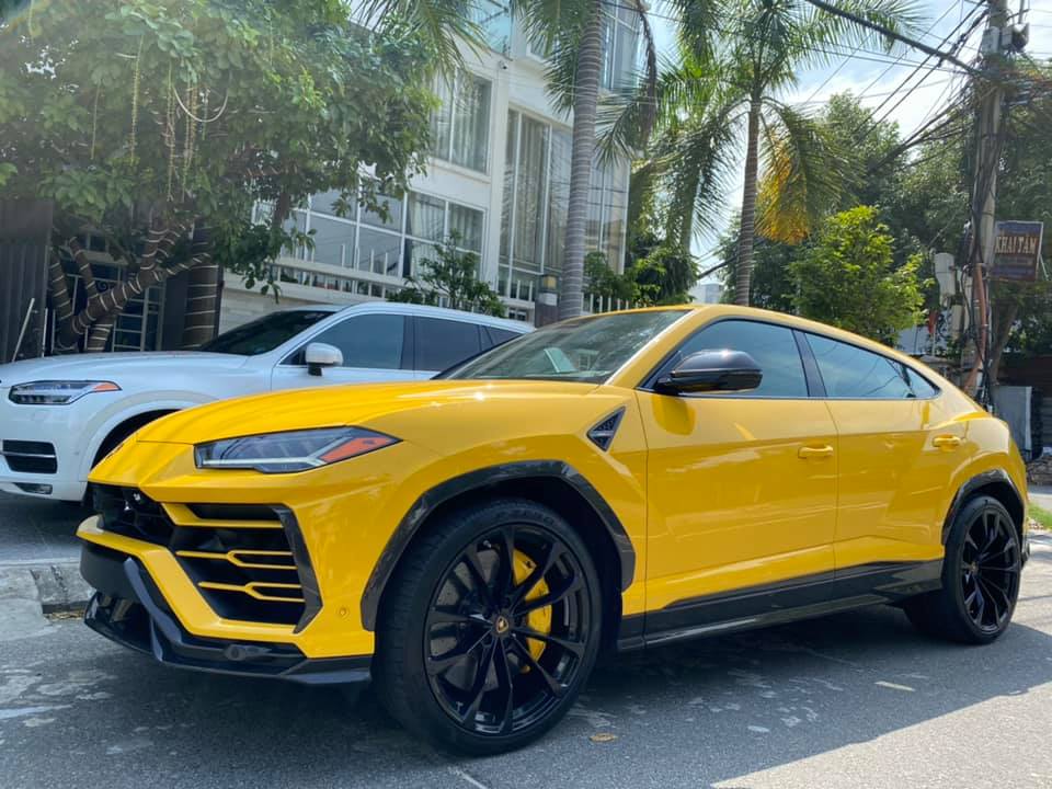 Siêu SUV Lamborghini Urus đầu tiên về Đà Nẵng có trang bị carbon full từ ngoài vào trong. Số lượng xe Lamborghini Urus tại Việt Nam có gói này chỉ đếm trên đầu ngón tay. Siêu SUV Lamborghini Urus đầu tiên về Đà Nẵng có trang bị carbon full từ ngoài vào trong. Số lượng xe Lamborghini Urus tại Việt Nam có gói này chỉ đếm trên đầu ngón tay.