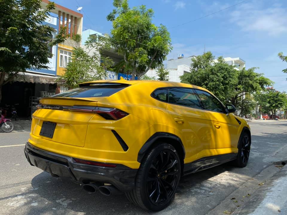 Các trang bị carbon có trên chiếc siêu SUV Lamborghini Urus mới về Đà Nẵng như cản va trước và cản va sau, nẹp sườn bên hông, ốp vòm bánh xe, cánh gió đuôi, thanh nối 2 đèn hậu và ốp hốc gió trước. Bên cạnh đó, chiếc siêu SUV Lamborghini Urus thứ 10 về Việt Nam còn có bộ mâm 23 inch mang tên gọi Taigete sơn màu đen Shiny Black giống với Lamborghini Urus của Dương Kon, Lamborghini Urus của con trai Bầu Hiển hay chiếc xe Lamborghini Urus thứ 9 về Việt Nam. Các trang bị carbon có trên chiếc siêu SUV Lamborghini Urus mới về Đà Nẵng như cản va trước và cản va sau, nẹp sườn bên hông, ốp vòm bánh xe, cánh gió đuôi, thanh nối 2 đèn hậu và ốp hốc gió trước. Bên cạnh đó, chiếc siêu SUV Lamborghini Urus thứ 10 về Việt Nam còn có bộ mâm 23 inch mang tên gọi Taigete sơn màu đen Shiny Black giống với Lamborghini Urus của Dương Kon, Lamborghini Urus của con trai Bầu Hiển hay chiếc xe Lamborghini Urus thứ 9 về Việt Nam.