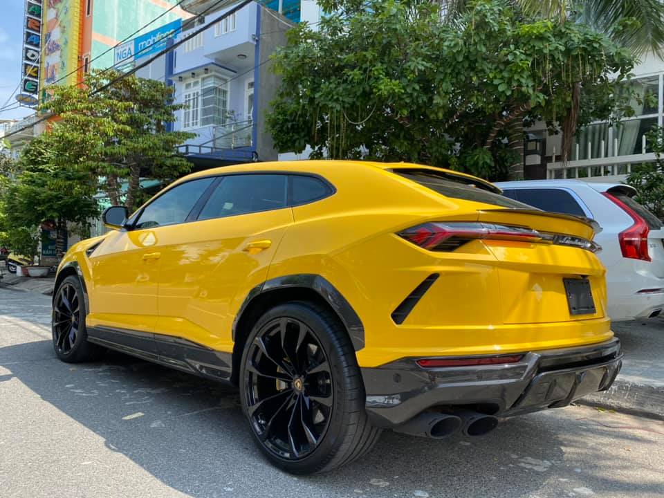 Lamborghini Urus là chiếc SUV nhanh nhất thế giới hiện tại. Mẫu xe này được trang bị động cơ xăng V8, tăng áp kép, dung tích 4.0 lít, sản sinh công suất tối đa 650 mã lực và mô-men xoắn cực đại 850 Nm. Động cơ kết hợp cùng hộp số tự động 8 cấp và hệ dẫn động 4 bánh giúp Lamborghini Urus có thể tăng tốc từ vị trí xuất phát lên 100 km/h trong 3,6 giây trước khi đạt vận tốc tối đa 305 km/h. Lamborghini Urus là chiếc SUV nhanh nhất thế giới hiện tại. Mẫu xe này được trang bị động cơ xăng V8, tăng áp kép, dung tích 4.0 lít, sản sinh công suất tối đa 650 mã lực và mô-men xoắn cực đại 850 Nm. Động cơ kết hợp cùng hộp số tự động 8 cấp và hệ dẫn động 4 bánh giúp Lamborghini Urus có thể tăng tốc từ vị trí xuất phát lên 100 km/h trong 3,6 giây trước khi đạt vận tốc tối đa 305 km/h.