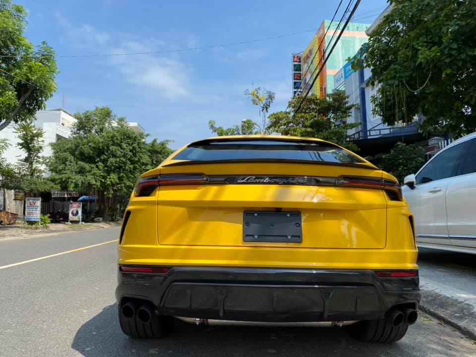 Hãng siêu xe Lamborghini trang bị đến 6 chế độ lái cho siêu SUV Urus và gọi là Anima. Ngoài 3 chế độ lái quen thuộc trên các siêu xe như Strada (đường phố), Sport (thể thao), Corsa (đường đua), siêu SUV Urus còn có thêm 3 chế độ lái khác là Sabbia (đường cát), Terra (việt dã) và Neve (tuyết). Hãng siêu xe Lamborghini trang bị đến 6 chế độ lái cho siêu SUV Urus và gọi là Anima. Ngoài 3 chế độ lái quen thuộc trên các siêu xe như Strada (đường phố), Sport (thể thao), Corsa (đường đua), siêu SUV Urus còn có thêm 3 chế độ lái khác là Sabbia (đường cát), Terra (việt dã) và Neve (tuyết).