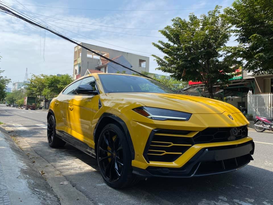 Tuy vậy, đây vẫn là chiếc siêu SUV Lamborghini Urus đầu tiên được mang về Đà Nẵng. Xe được nhập khẩu không chính hãng và có màu sơn vàng Giallo Auge quen thuộc. Hiện có khoảng 6 chiếc Lamborghini Urus tại Việt Nam mang màu sơn vàng Giallo Auge, 4 chiếc còn lại các màu đen, xám, trắng và xanh. Tuy vậy, đây vẫn là chiếc siêu SUV Lamborghini Urus đầu tiên được mang về Đà Nẵng. Xe được nhập khẩu không chính hãng và có màu sơn vàng Giallo Auge quen thuộc. Hiện có khoảng 6 chiếc Lamborghini Urus tại Việt Nam mang màu sơn vàng Giallo Auge, 4 chiếc còn lại các màu đen, xám, trắng và xanh.