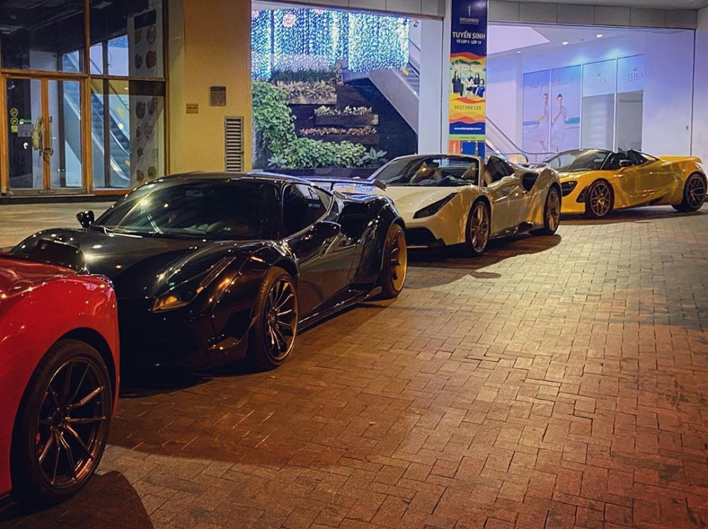 Si&ecirc;u xe Ferrari 488 Spider m&agrave;u trắng đỗ ngay ph&iacute;a sau chiếc Ferrari 488 GTB m&agrave;u đen độ Liberty Walk