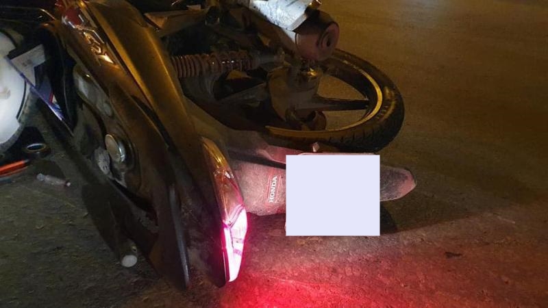 Chiếc xe m&aacute;y tại hiện trường vụ tai nạn