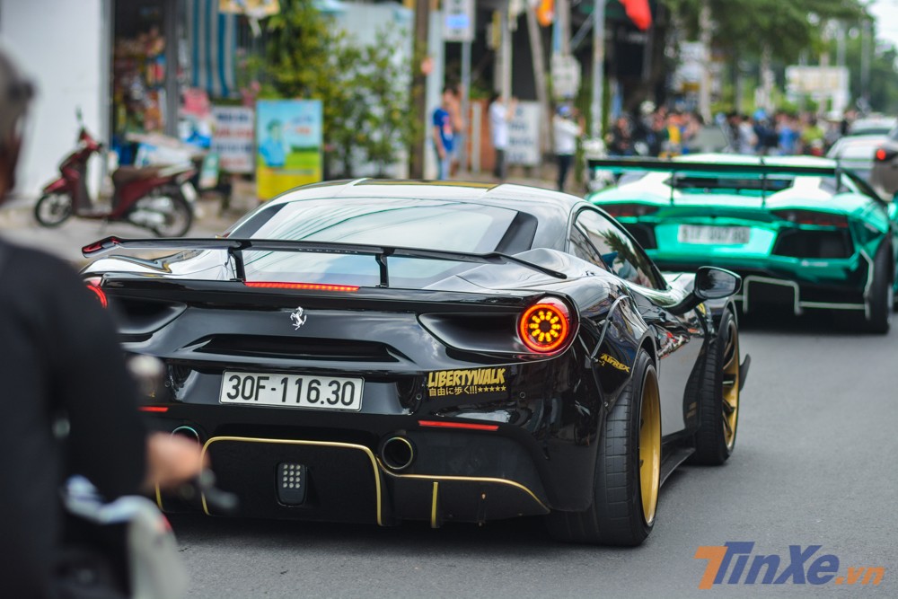 Siêu xe Ferrari 488 GTB độ Liberty Walk độc nhất Việt Nam lần đầu đổi chủ