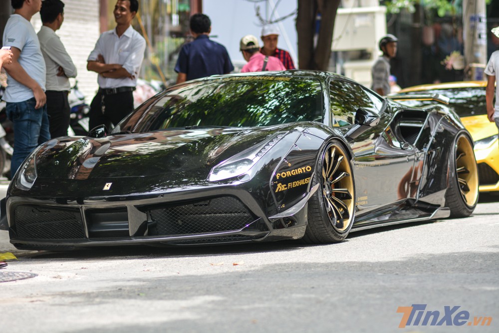 Cận cảnh vẻ đẹp của siêu xe Ferrari 488 GTB độ Liberty Walk độc nhất Việt Nam
