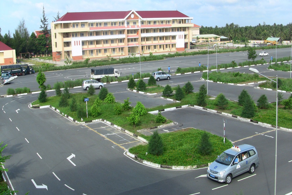 Bằng lái xe B2 lái được xe ô tô tải, ô tô chuyên dùng có tải trọng dưới 3,5 tấn, máy kéo kéo rơ moóc có tải trọng dưới 3,5 tấn và ô tô chở người đến 9 chỗ ngồi Bằng lái xe B2 lái được xe ô tô tải, ô tô chuyên dùng có tải trọng dưới 3,5 tấn, máy kéo kéo rơ moóc có tải trọng dưới 3,5 tấn và ô tô chở người đến 9 chỗ ngồi