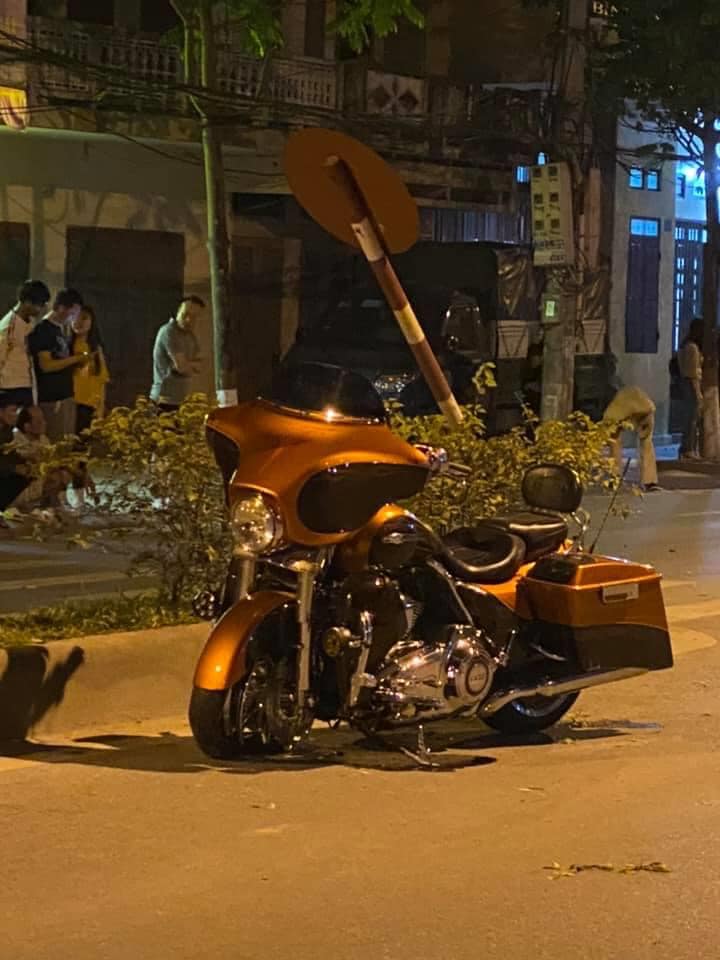Chiếc xe mô tô phân khối lớn mang nhãn hiệu Harley-Davidson gặp nạn ở Thái Binh Chiếc xe mô tô phân khối lớn mang nhãn hiệu Harley-Davidson gặp nạn ở Thái Binh