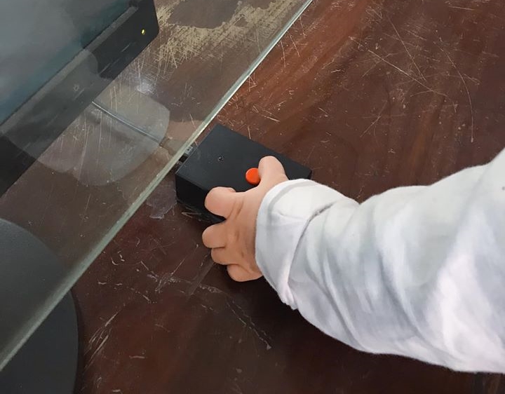 Cậu b&eacute; c&oacute; b&agrave;n tay v&agrave;ng trong l&agrave;ng bấm biển số chuẩn bị bấm biển cho xe của bố mẹ