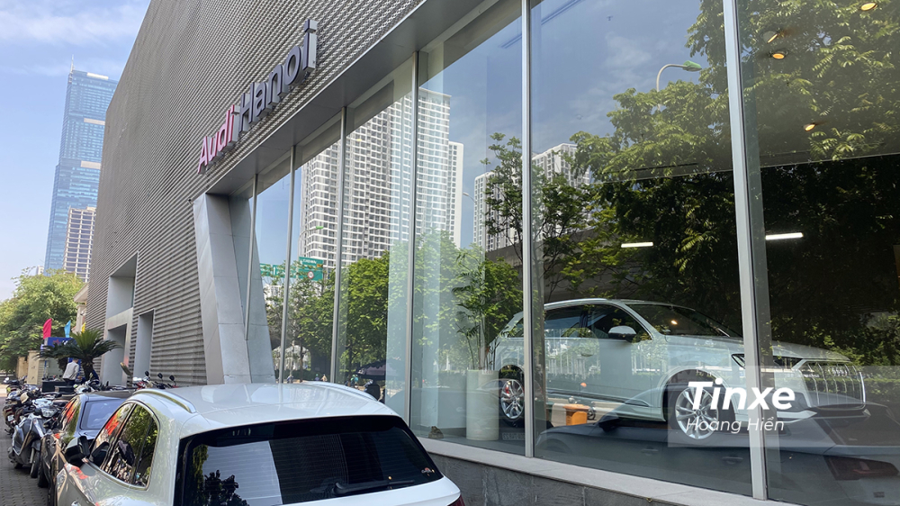 Chiếc Audi Q7 2020 được trưng b&agrave;y tại showroom Audi H&agrave; Nội.
