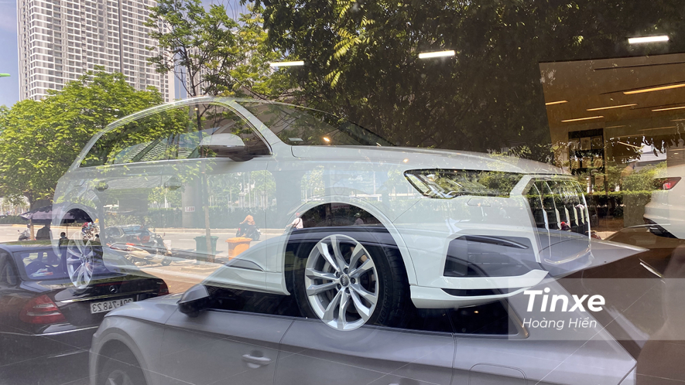 Audi Q7 2020 sở hữu vẻ ngo&agrave;i c&aacute; t&iacute;nh hơn với lưới tản nhiệt cỡ lớn với nan dọc mạ crome.