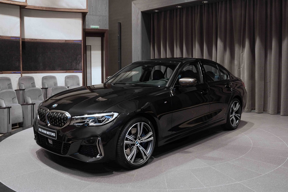 Xe m&agrave;u đen hợp với người sinh năm 1982 
