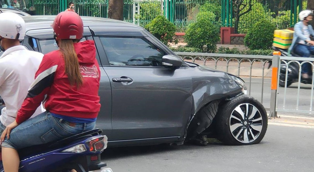 Chiếc Suzuki Swift tại hiện trường vụ tai nạn