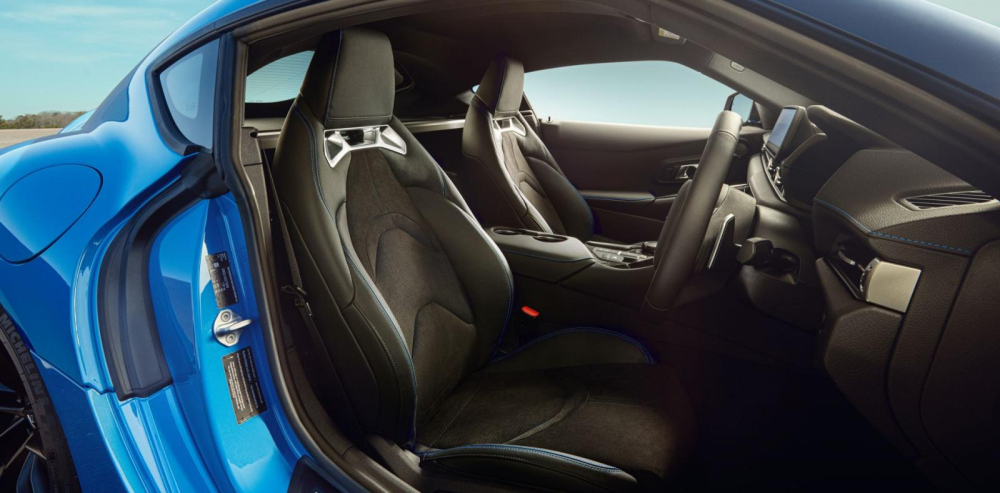 Nội thất của xe được bọc da v&agrave; Alcantara cao cấp