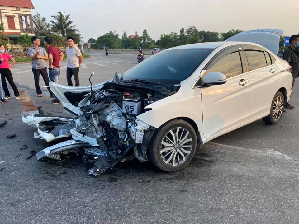 Phần đầu xe Honda City nát bét sau khi tông vào đuôi xe bồn