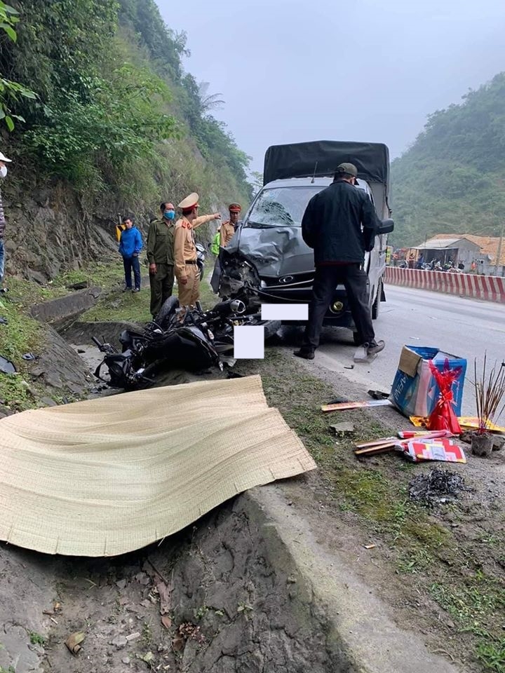 Vụ tai nạn l&agrave;m 1 người tử vong tại chỗ, người c&ograve;n lại di chuyển tr&ecirc;n xe Yamaha Exciter được đưa v&agrave;o bệnh viện cấp cứu