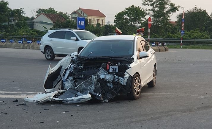 Hiện trường vụ tai nạn của xe Honda City ở Quảng Bình