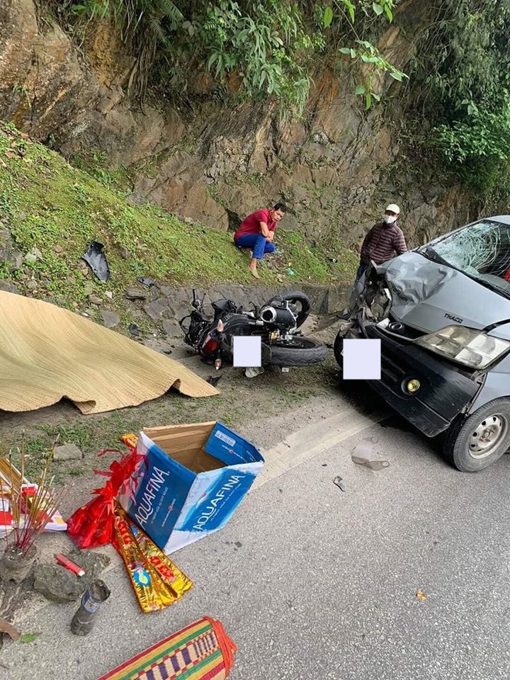 Xe tải nhỏ chở h&agrave;ng va chạm giao th&ocirc;ng với Yamaha Exciter tr&ecirc;n đ&egrave;o Thung Khe v&agrave;o s&aacute;ng nay