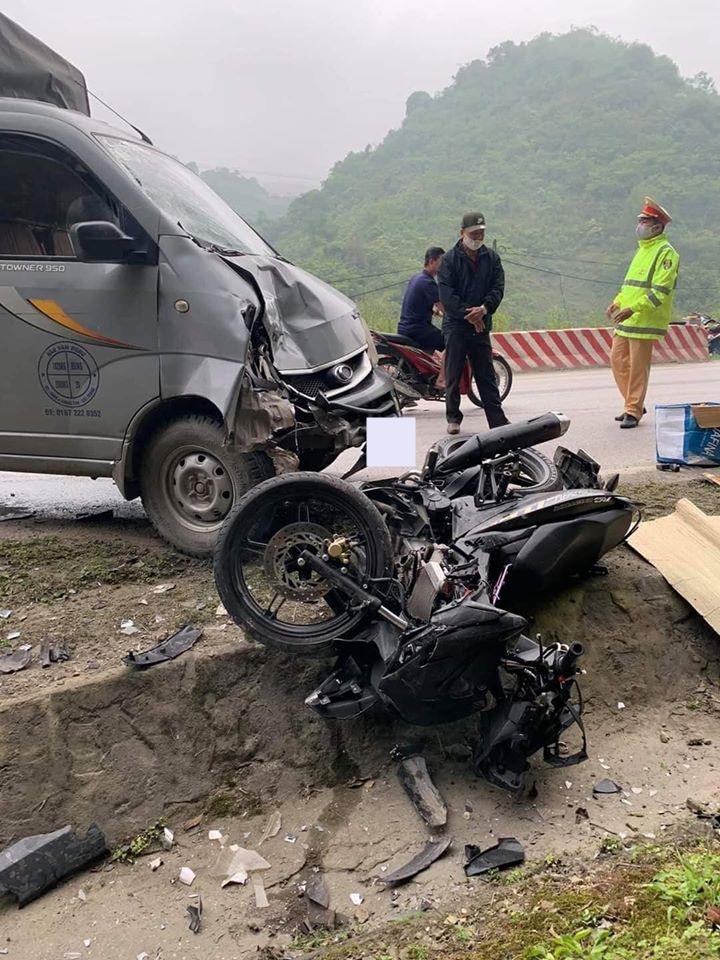 Hiện trường vụ tai nạn của xe Yamaha Exciter v&agrave; xe tải nhỏ chở h&agrave;ng tr&ecirc;n đ&egrave;o Thung Khe l&agrave;m 2 người thương vong