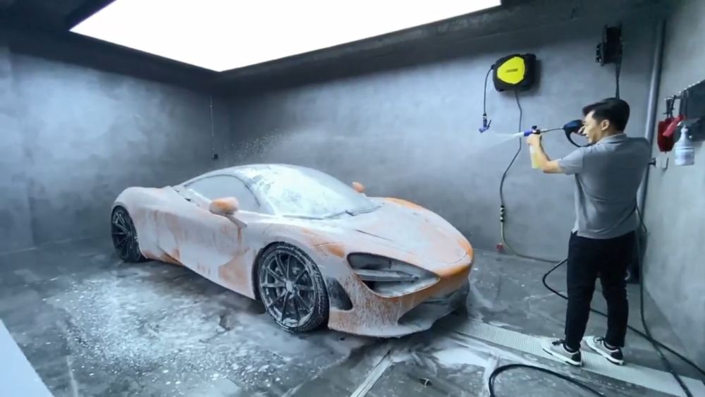 Phòng rửa xe trong garage tại biệt thự của Cường Đô-la khá xịn sò