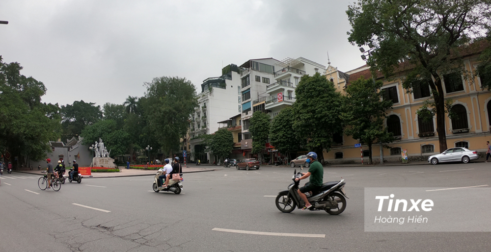 Hà Nội lại một lần nữa trở về với vẻ bình yên, không sô bồ. Đây là thời điểm hiếm hoi trong năm mà giao thông Hà Nội trở về trạng thái này,.