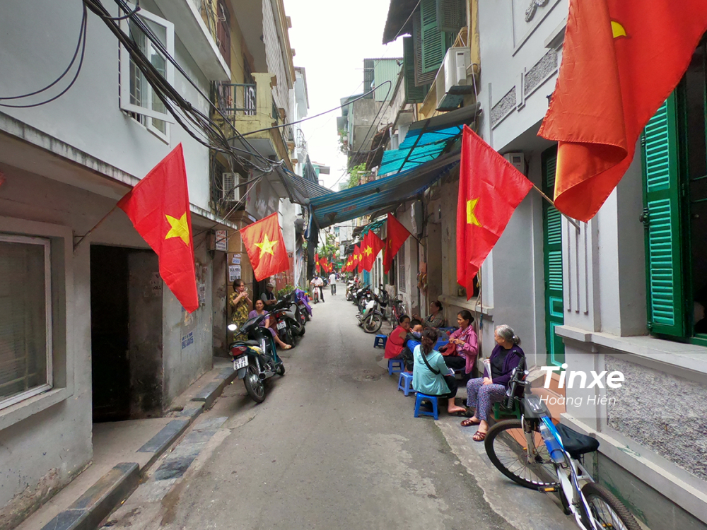 Các gia đình treo cờ Tổ quốc để ăn mừng ngày lễ 30/4-1/5.