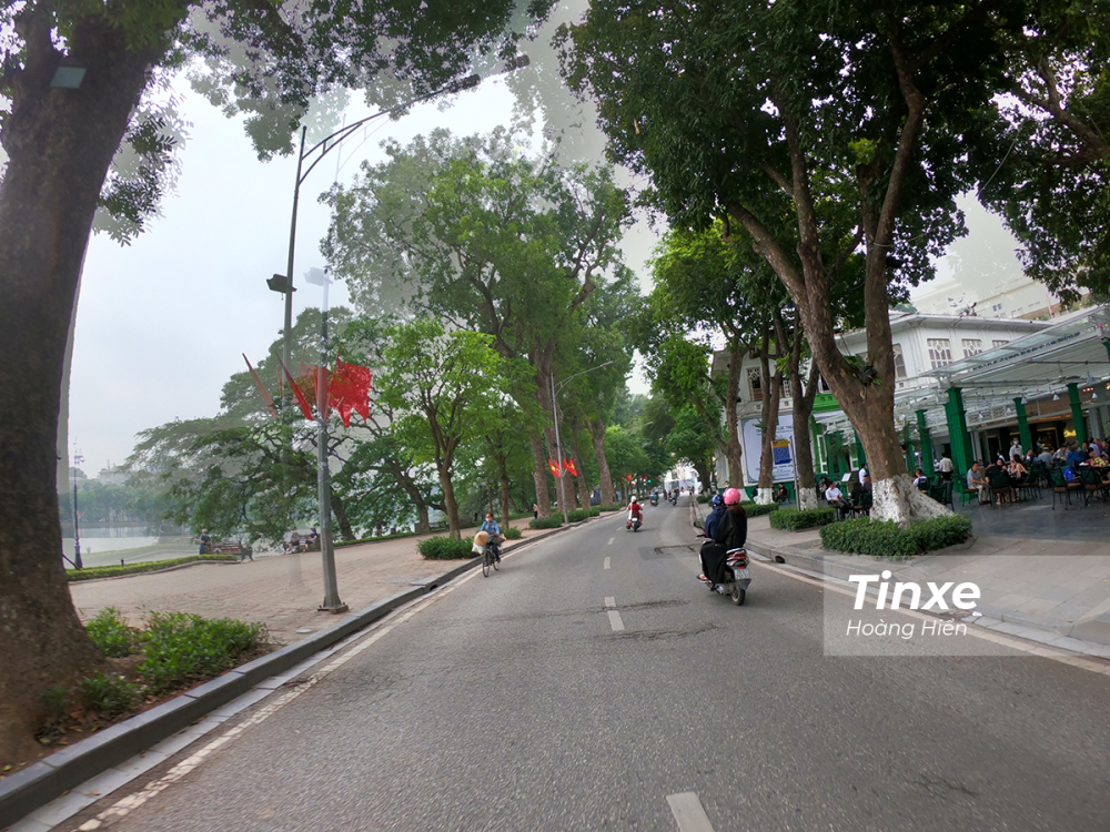 Nhiều tuyến đường tại Hà Nội vắng vẻ hơn hẳn ngày thường.