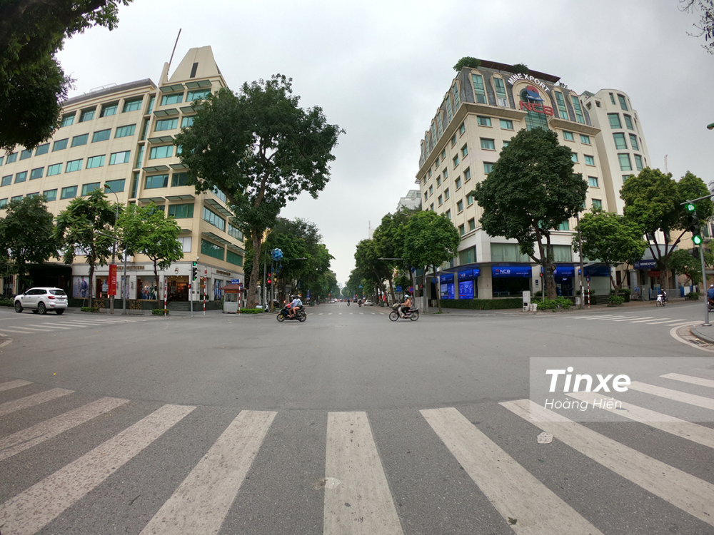 Bên trong nội đô Hà Nội đường xá khá vắng vẻ và thoáng đãng.