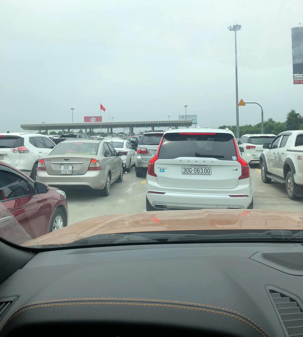 Giao thông ùn ứ tại các cửa ngõ ra vào Hà Nội do người dân lên đường đi du lịch, về quê.