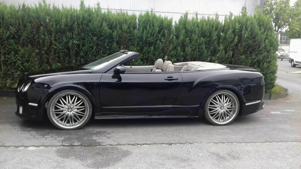 Bên sườn của chiếc Bentley Continental GTC giả mạo Bên sườn của chiếc Bentley Continental GTC giả mạo