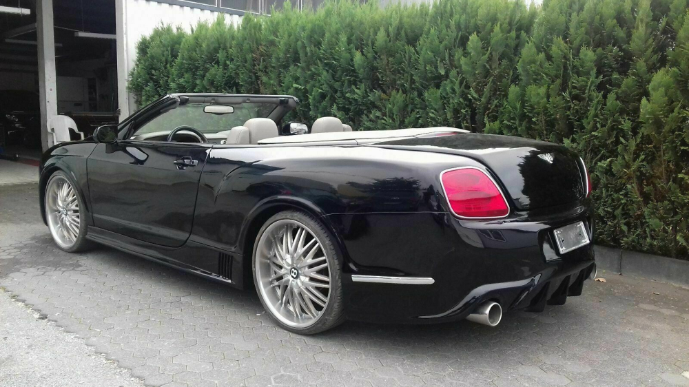 Phía sau của chiếc Bentley Continental GTC giả mạo Phía sau của chiếc Bentley Continental GTC giả mạo