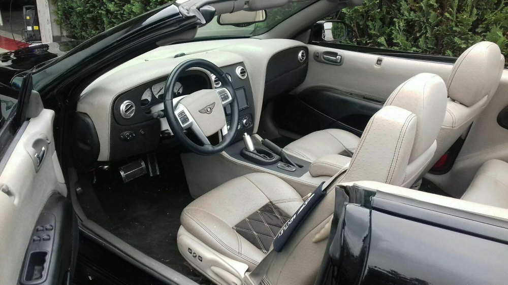 Nội thất của chiếc Bentley Continental GTC giả mạo Nội thất của chiếc Bentley Continental GTC giả mạo